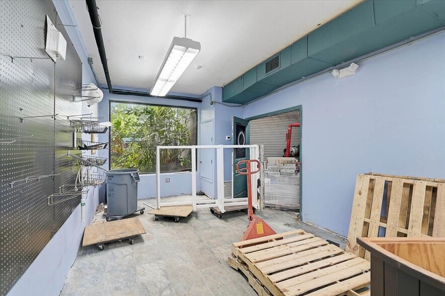 More Photos Of 2160 Gulf Gate Dr, Sarasota Storefront For Sale