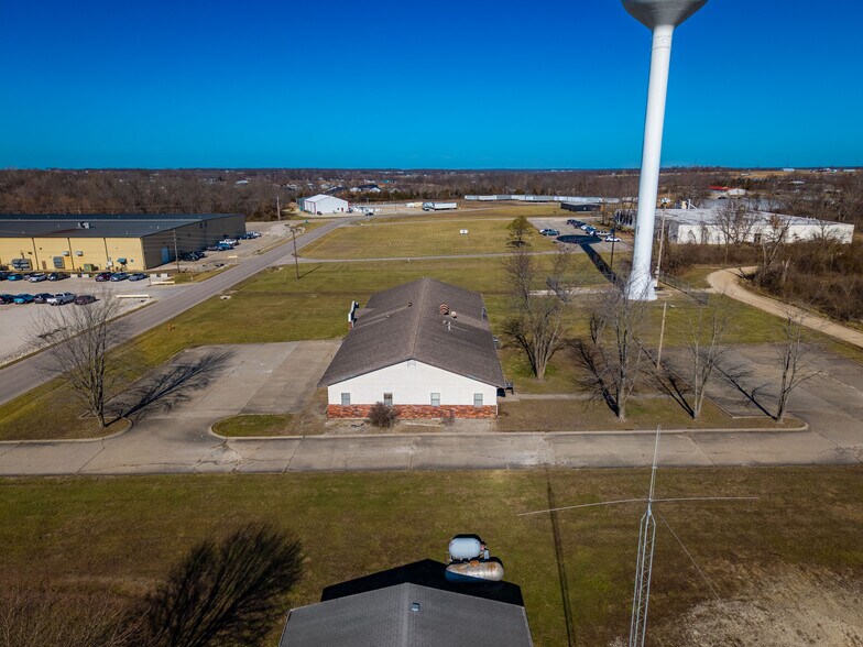 More Photos Of 604 Industrial Park Dr, Eldon Office For Sale