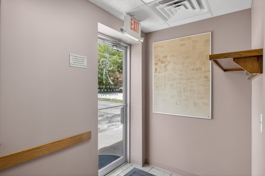 More Photos Of 133 N Glendale St, Wichita Office For Sale