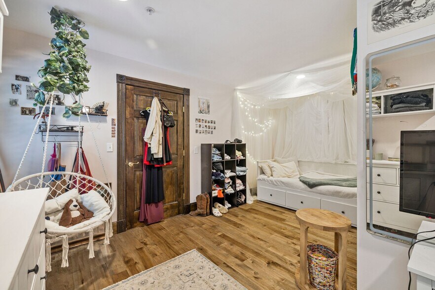 More Photos Of 41 Pleasant St, Woodstock Hospitality For Sale