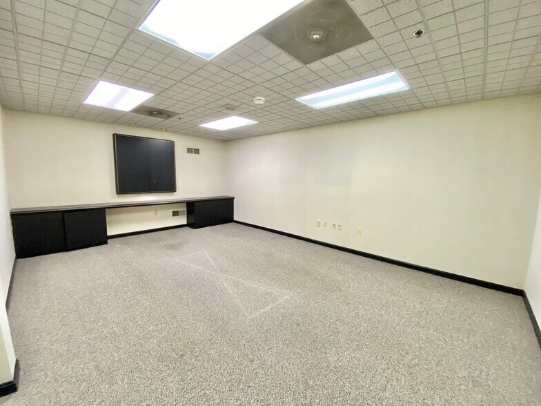 More Photos Of 3040 Industry Dr, Lancaster Flex For Sale