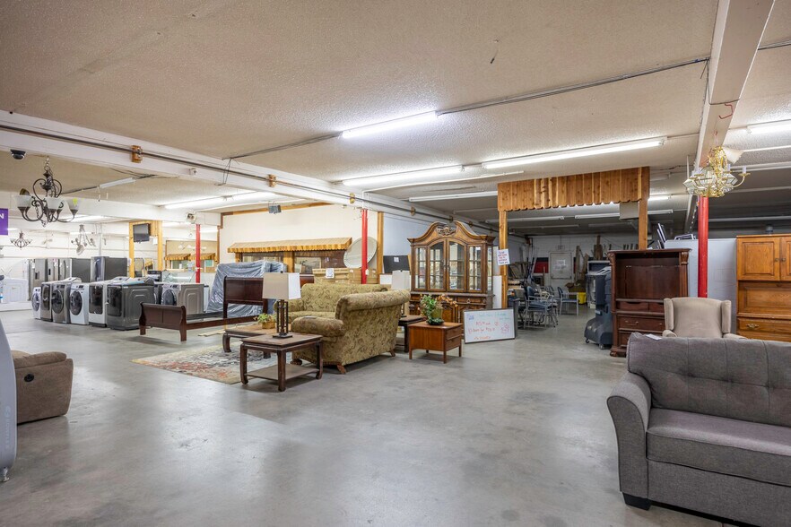 More Photos Of 655 W Cottonwood Ln, Casa Grande Showroom For Sale