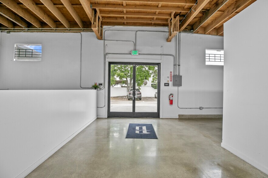 More Photos Of 1604 Venice Blvd, Los Angeles Showroom For Lease