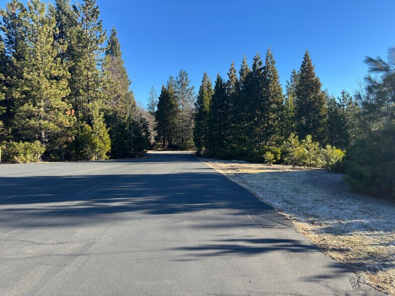 More Photos Of 4015 S Old Stage Rd, Mount Shasta Distribution For Lease