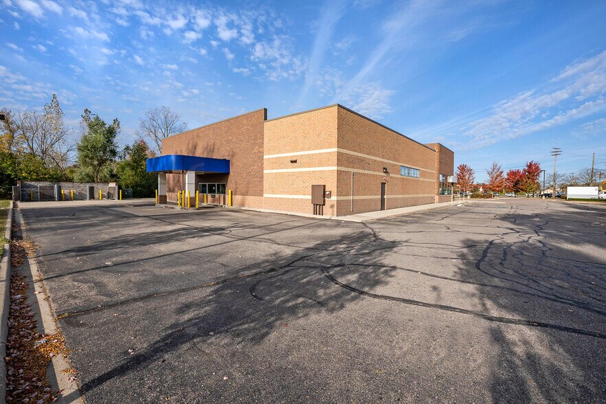 More Photos Of 3273 W Huron St, Waterford Drugstore For Lease