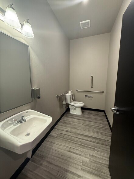 More Photos Of 1941 NW 142nd St, Oklahoma City Office For Lease