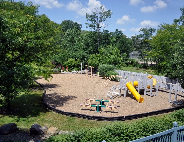 More Photos Of 17892 Chillicothe Rd, Chagrin Falls Office For Sale