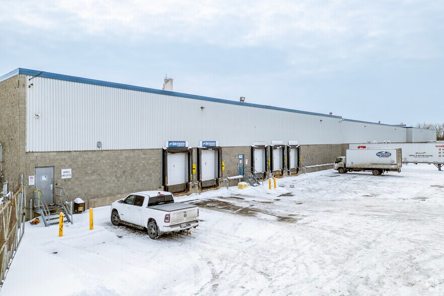 More Photos Of 8100-8200 Boul Cavendish, Saint-Laurent Distribution For Lease