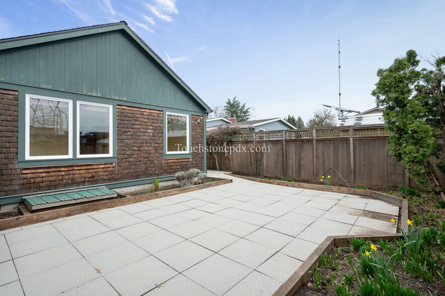 More Photos Of 685 Portland Ave, Gladstone Medical For Lease