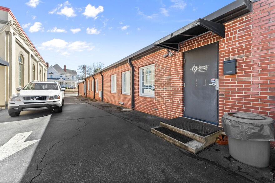 More Photos Of 163 Pike St, Lawrenceville Office For Lease