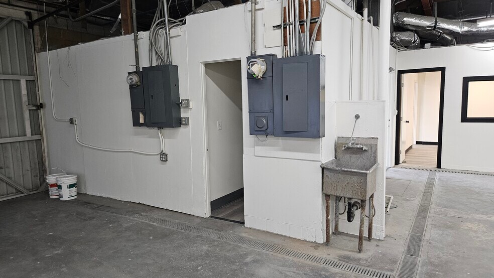 More Photos Of 16116 Covello St, Van Nuys Warehouse For Lease