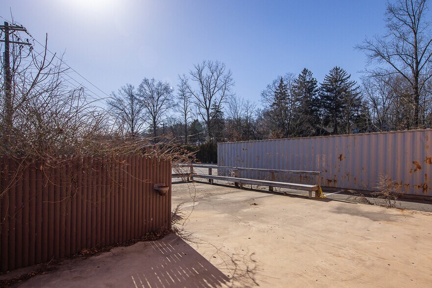 More Photos Of 12 E Dexter Plz, Pearl River Warehouse For Lease