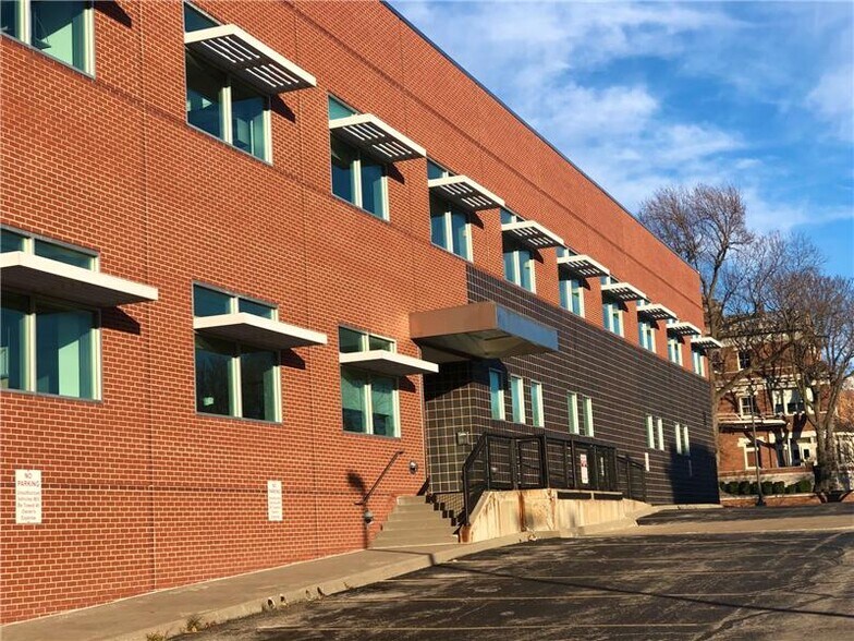 More Photos Of 1-3 E Armour Blvd, Kansas City Office For Lease