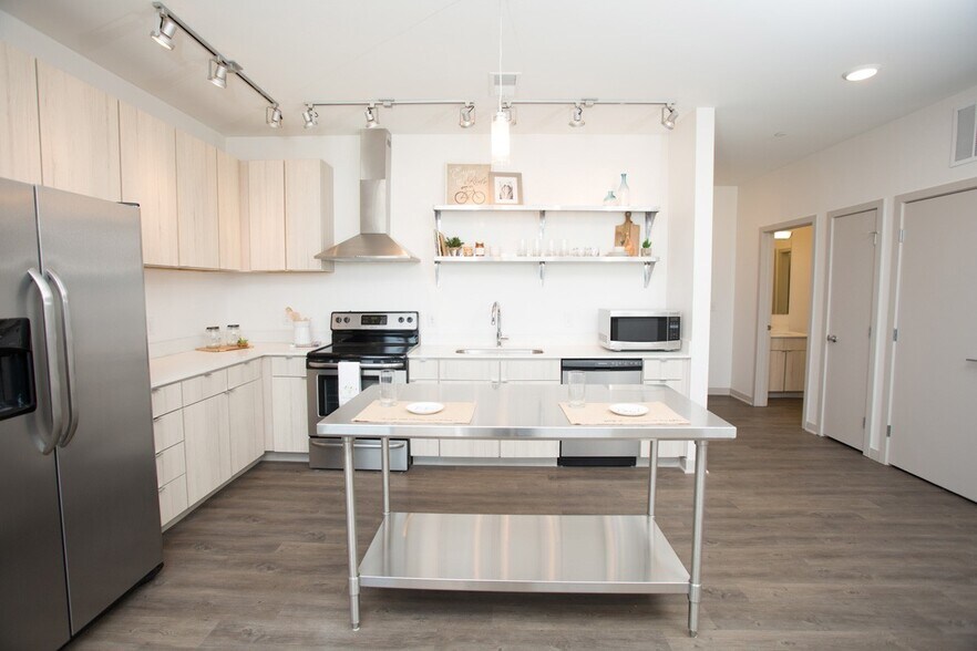 More Photos Of 747 N College Ave, Indianapolis Apartments For Lease