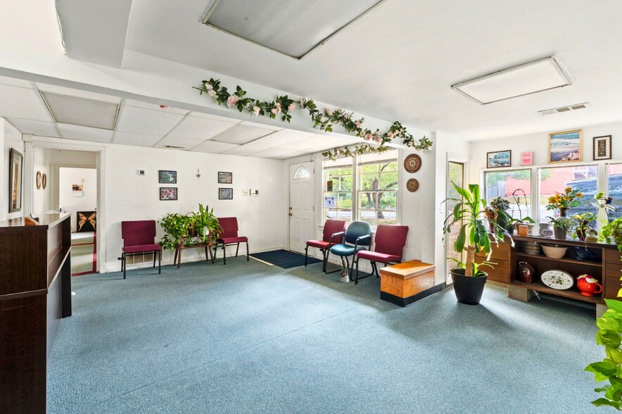 More Photos Of 2710 Manor Rd, Austin Office For Sale