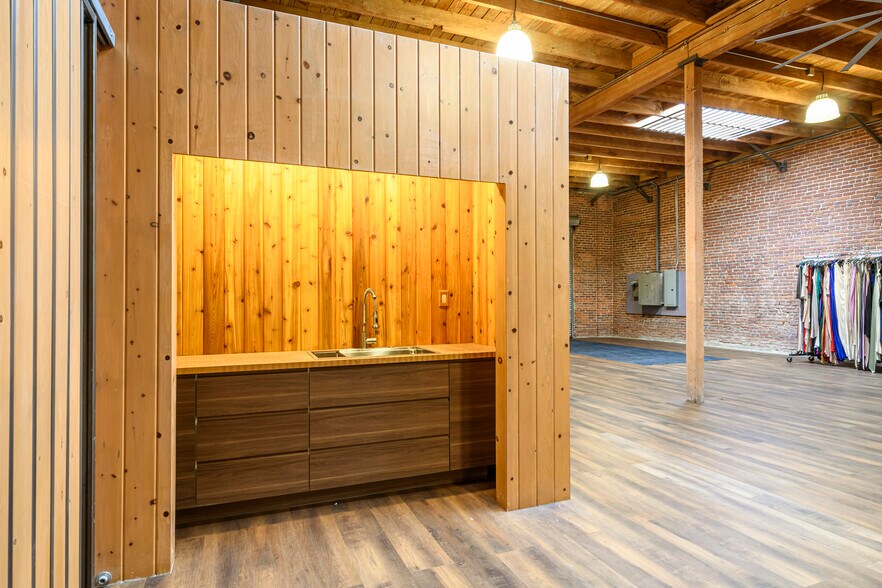 More Photos Of 2448 E 8th St, Los Angeles Warehouse For Lease