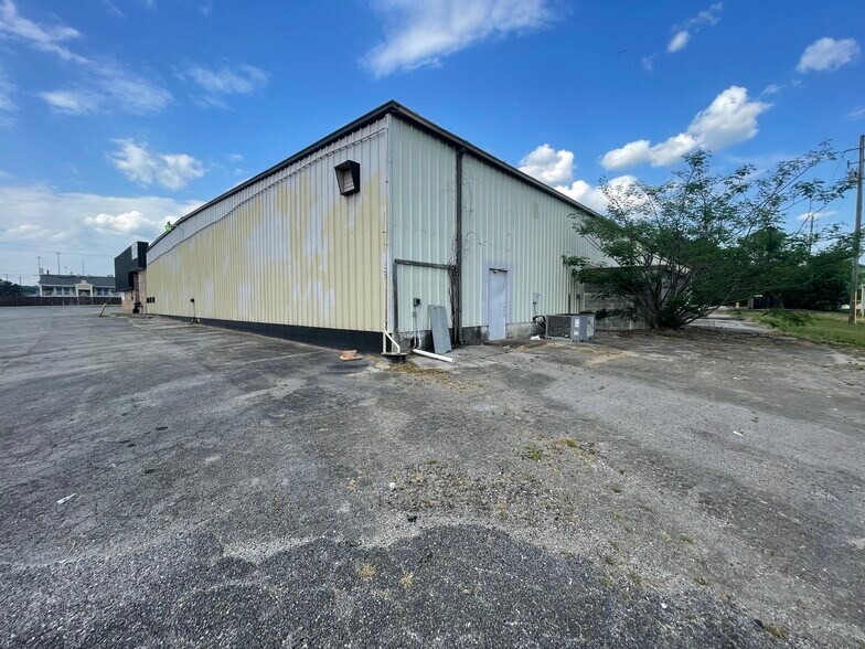 More Photos Of 134 Elm St, Anniston Freestanding For Lease