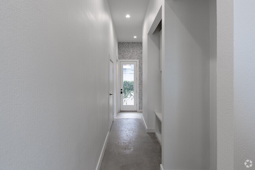 More Photos Of 707 W Commerce St, Dallas Apartments For Sale