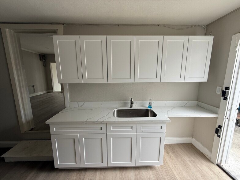 More Photos Of 2809 Market St, Baytown Office Residential For Lease