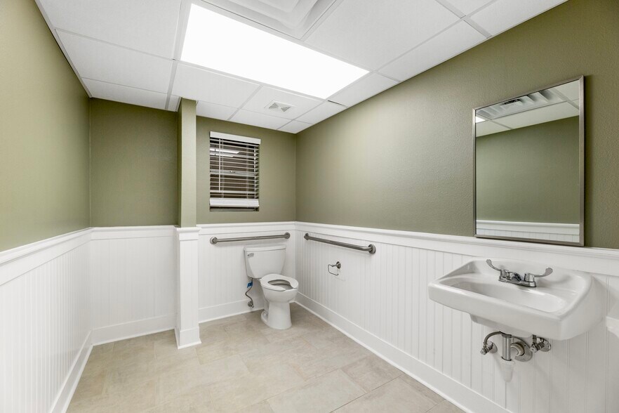 More Photos Of 715 Cedar Bayou Rd, Baytown Office Residential For Lease