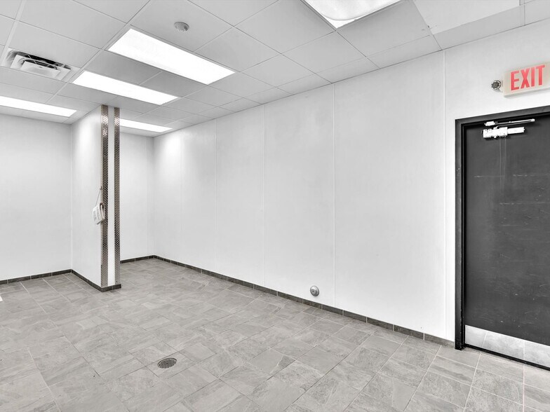 More Photos Of 2200 N University Dr, Sunrise Warehouse For Lease