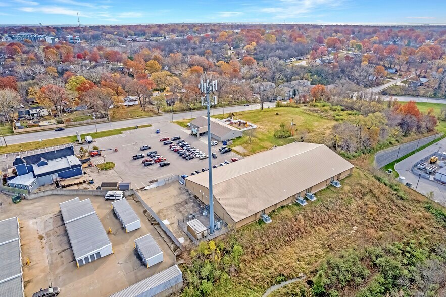 More Photos Of 6970 N Broadway St, Kansas City Showroom For Sale