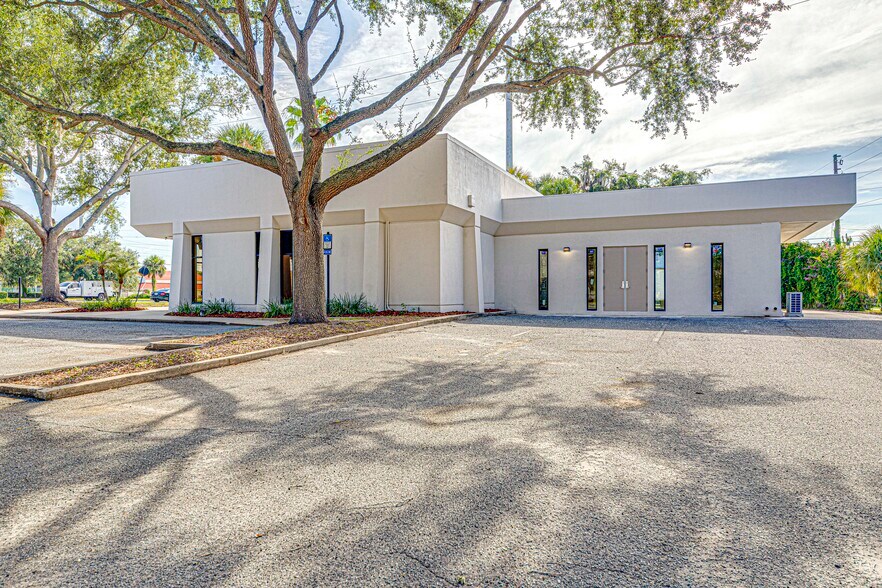 More Photos Of 2803 S Bay St, Eustis Medical For Sale