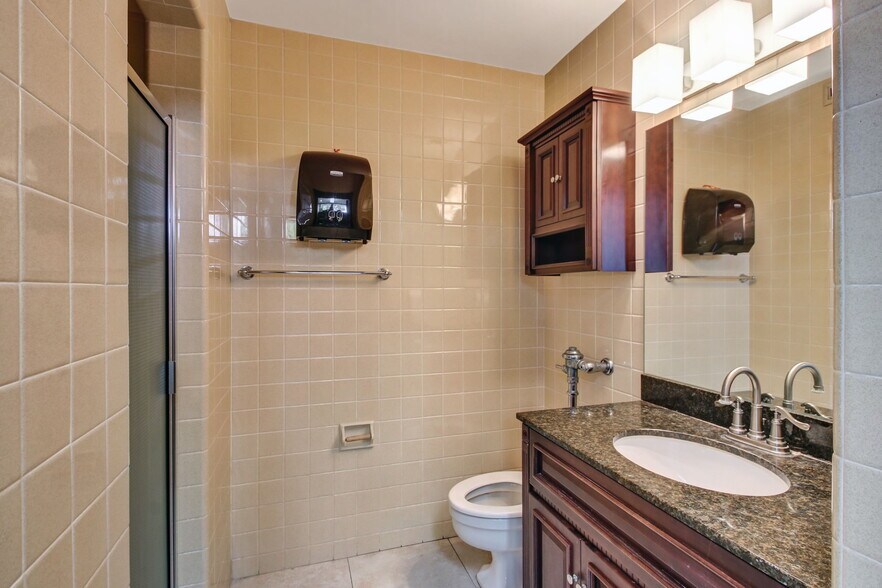 More Photos Of 1503 Oak St, Jacksonville Medical For Sale