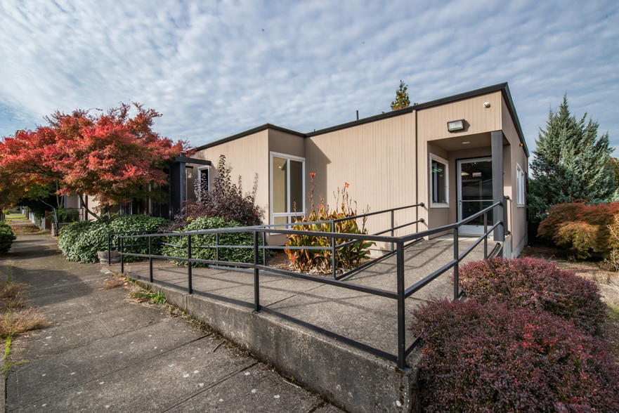 Primary Photo Of 106 E 2nd St, Molalla Medical For Sale