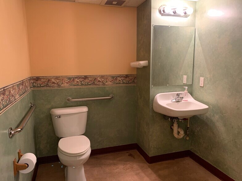 More Photos Of 43 North Rd, Deerfield Office Residential For Lease