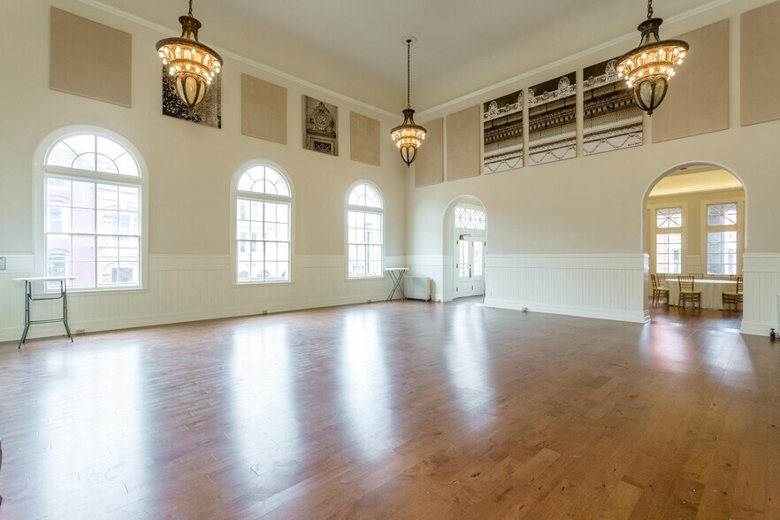 More Photos Of 12 Middlebrook Ave, Staunton Restaurant For Lease