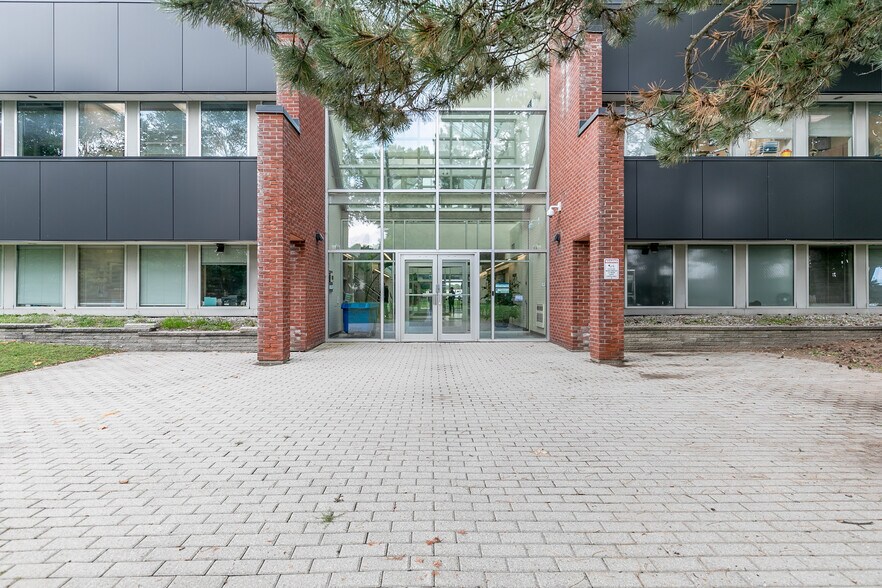 More Photos Of 240 Penetanguishene Rd, Midland Medical For Lease
