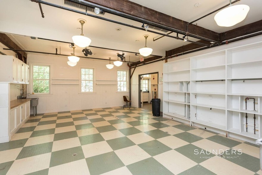 More Photos Of 11 Indian Wells Hwy, Amagansett General Retail For Lease