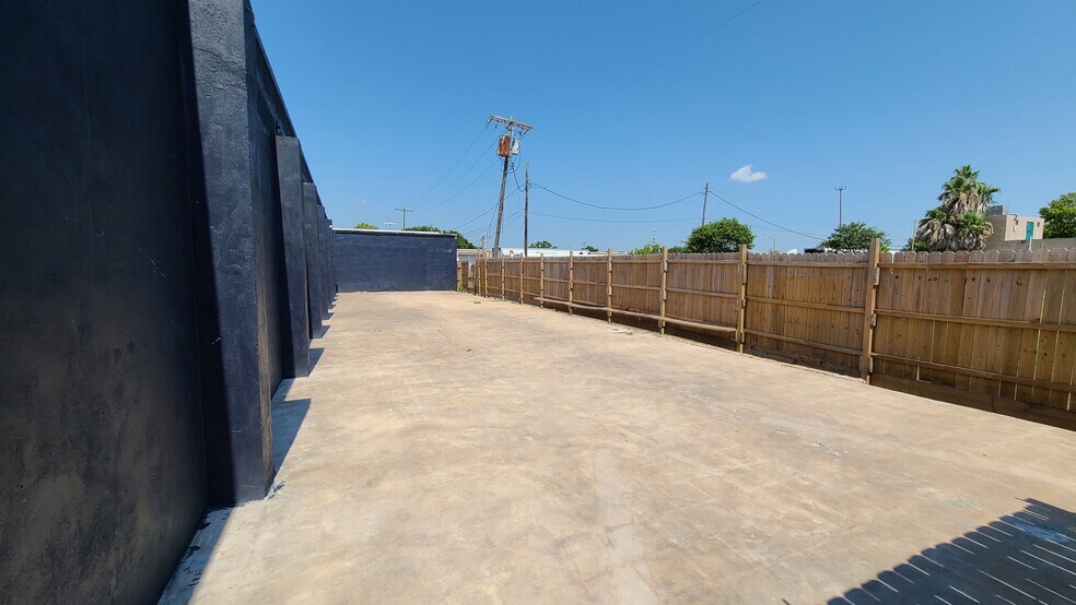 More Photos Of 201 6th St. N, Texas City Light Manufacturing For Sale