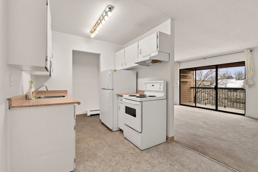 More Photos Of 1555 Graveley St, Vancouver Apartments For Sale