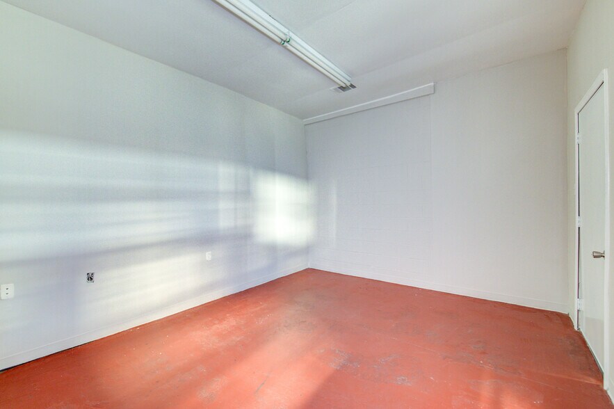 More Photos Of 9399 Summerbell, Houston Warehouse For Lease