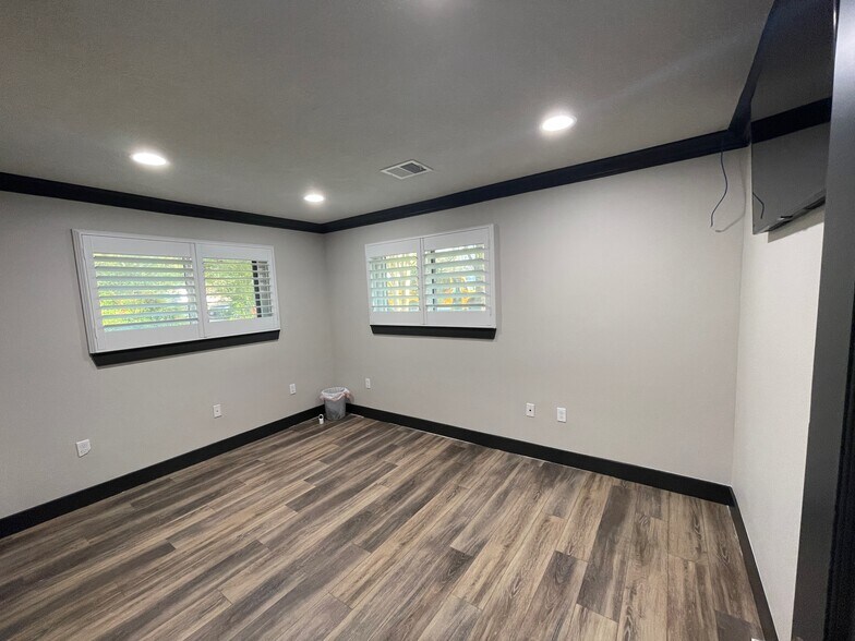 More Photos Of 408 Wilson Rd, Conroe Loft Creative Space For Sale