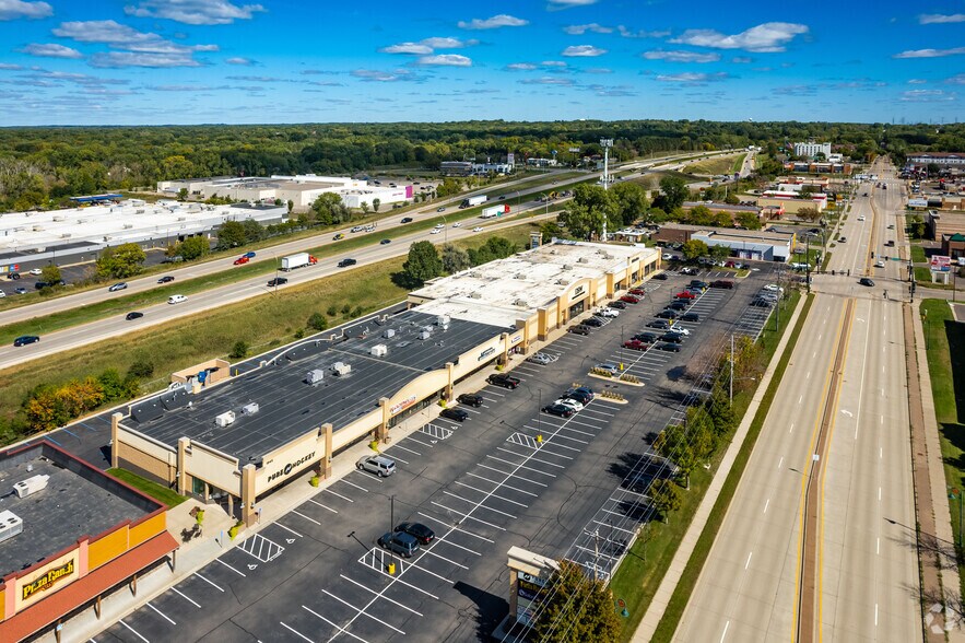 More Photos Of 1845-1885 E County Road D E, Maplewood General Retail For Lease