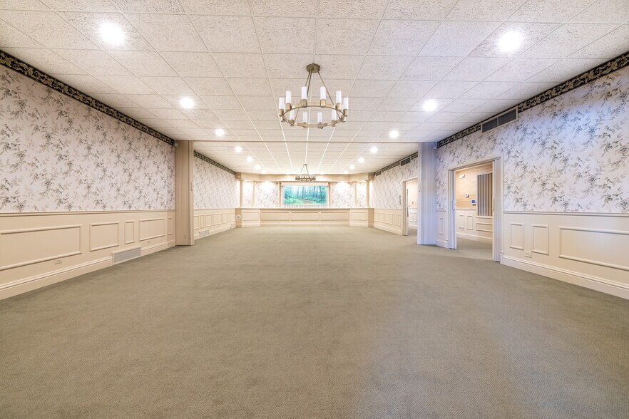 More Photos Of 12 N Pistakee Lake Rd, Fox Lake Freestanding For Lease