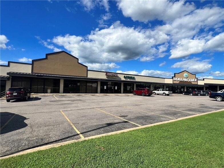 More Photos Of 1229 E Market St, Clarksville General Retail For Lease