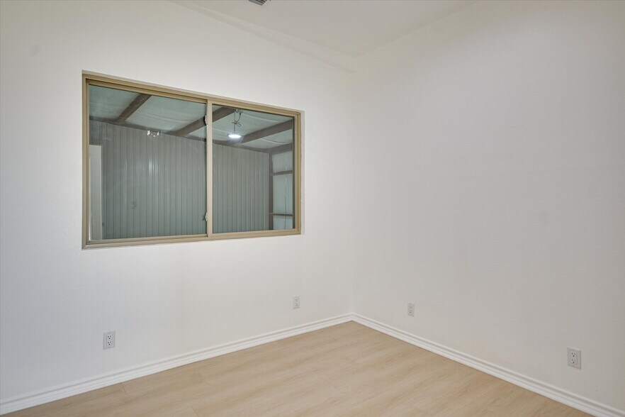 More Photos Of 10020 Darden Hill Rd, Austin Light Distribution For Lease