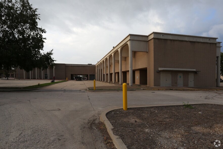 More Photos Of 2301 Exchange Ave, Oklahoma City Bank For Sale