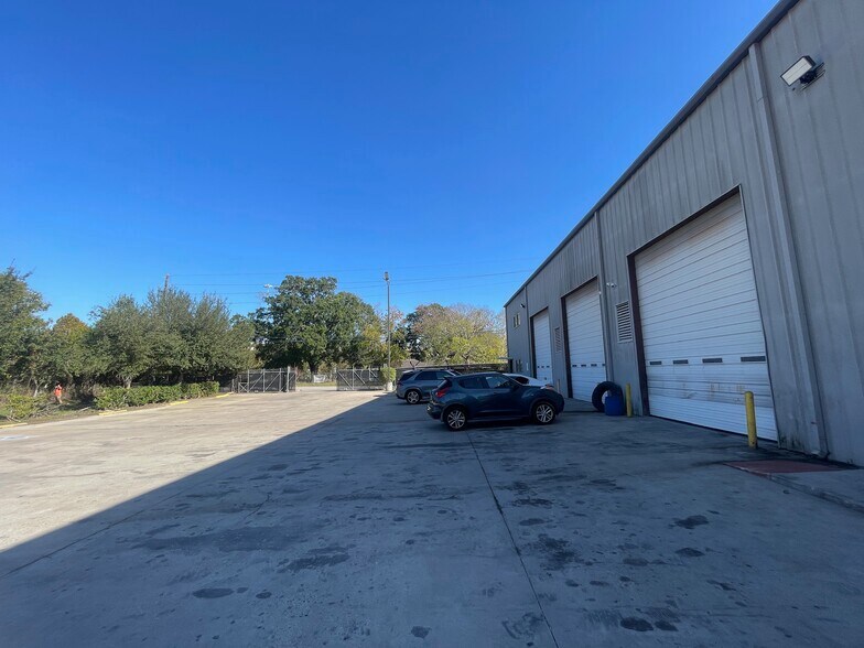 More Photos Of 11318 Bedford St, Houston Warehouse For Sale