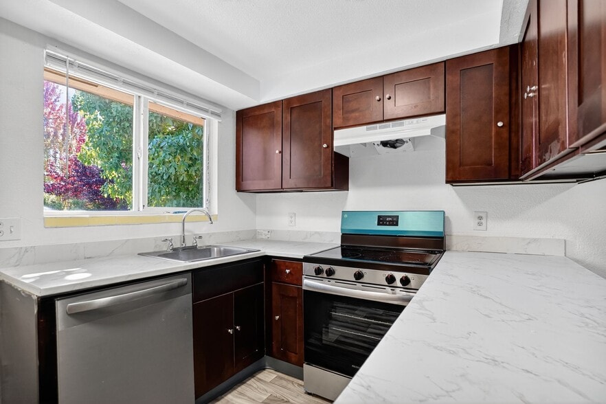 More Photos Of 6405 NE Hazel Dell Ave, Vancouver Apartments For Sale
