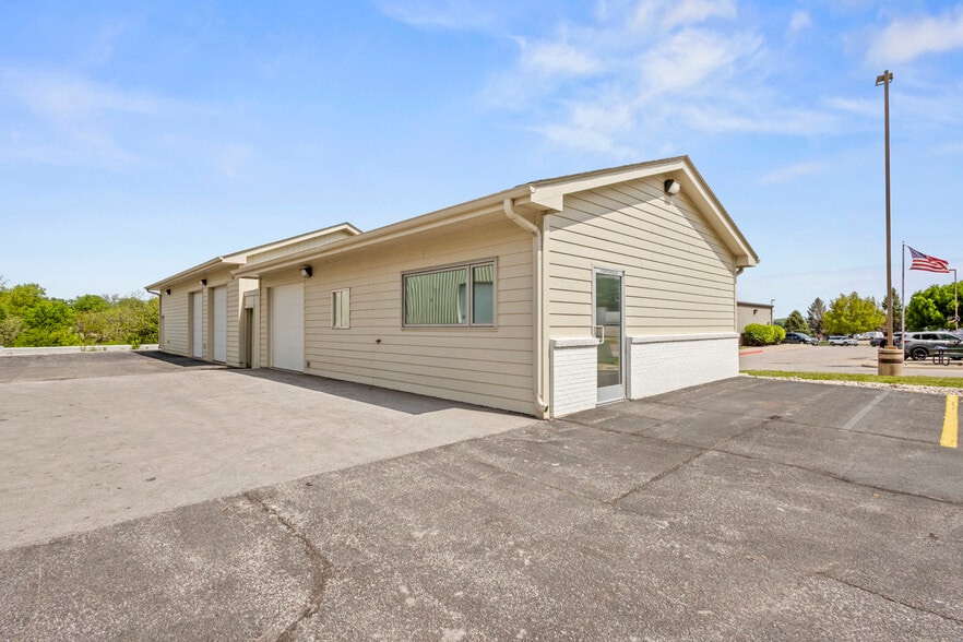Primary Photo Of 1110 Applewood Dr, Papillion Warehouse For Sale