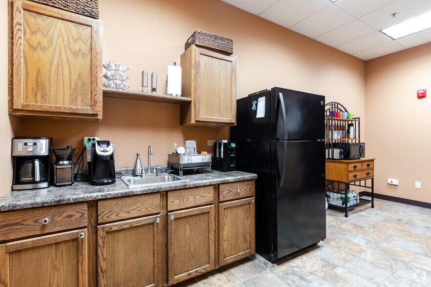 More Photos Of 761 N 17th St, St Charles Light Distribution For Lease