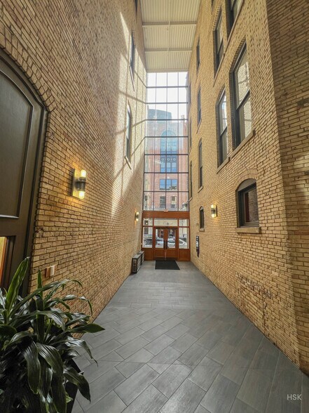 More Photos Of 125 Ottawa Ave NW, Grand Rapids Office For Lease