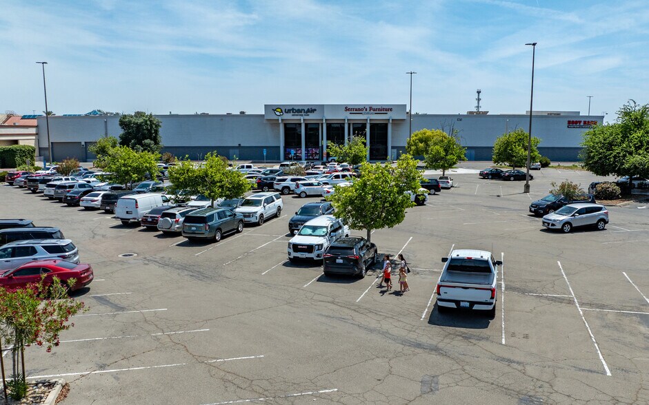 More Photos Of 1673 W Lacey Blvd, Hanford Freestanding For Sale