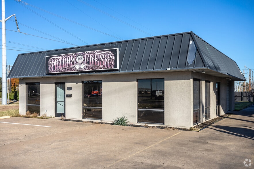 Primary Photo Of 2221 E Pioneer Pky, Arlington Freestanding For Lease