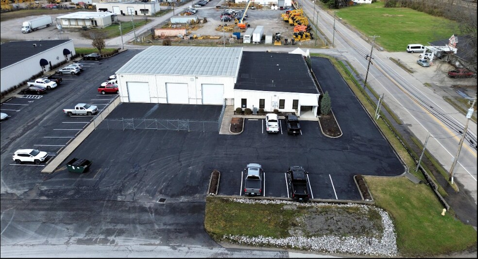 More Photos Of 2400 S Main St, Corbin Flex For Sale